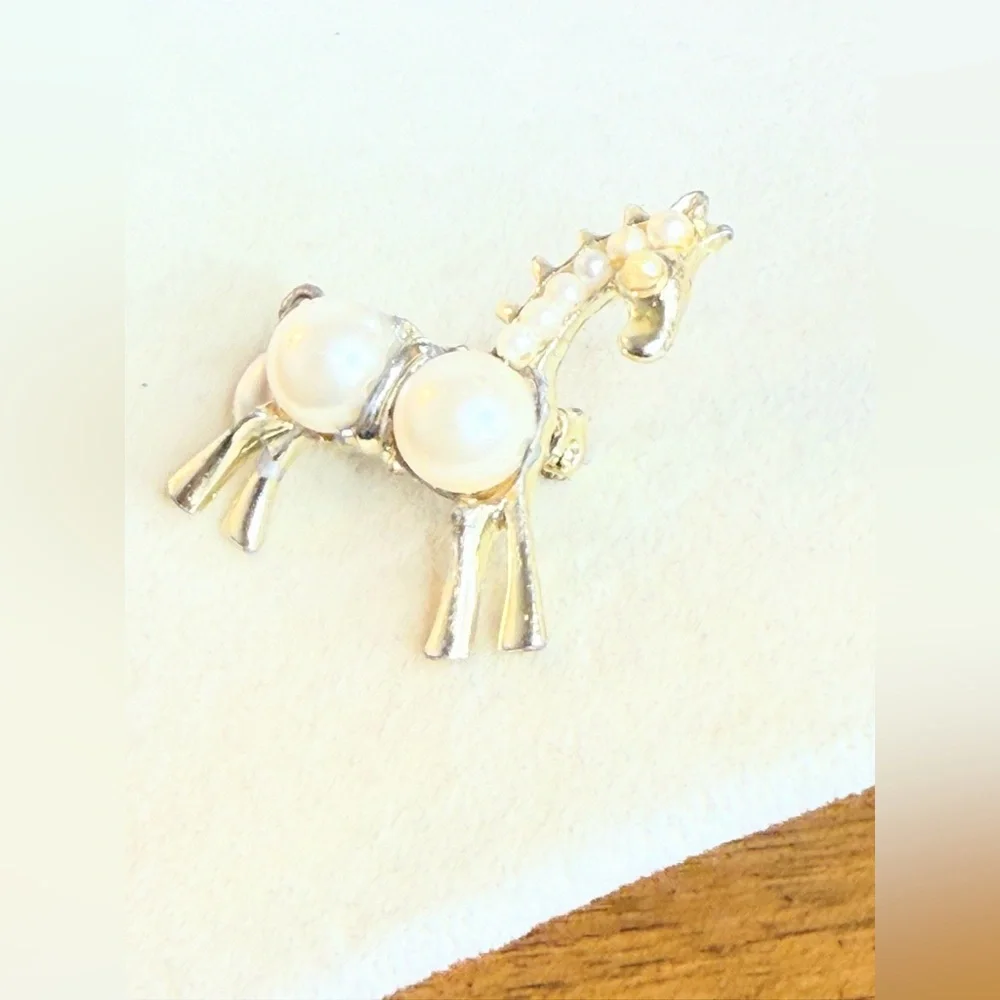 Vintage Horse Brooch Faux Pearl Accents Gold Tone Figural Animal Pin - Picture 3 of 6